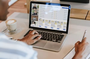 A laptop on the desk shows that Retorio and how RW trainings Improve Sales Training